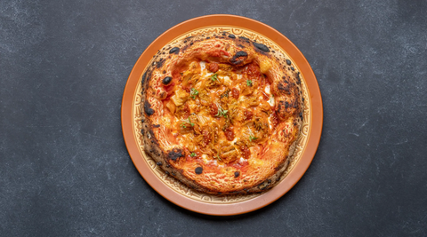 Pizza με kimchi, mozzarella και San Marzano με σουσάμι και microgreens