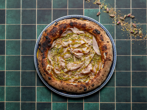 Pizza με κρέμα pistachio, mortadella, μέλι λεμονιού και τριμμένο φυστίκι