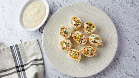 Τορτίγια rolls με κοτόπουλο, λαχανικά και dressing μέλι μουστάρδα