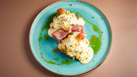 Scrambled αυγά σε English muffins με καπνιστό χοιρομέρι και σάλτσα hollandaise