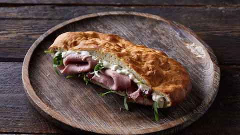 Σάντουιτς focaccia με μορταδέλα, ρόκα και φρέσκα λαχανικά με μαγιονέζα