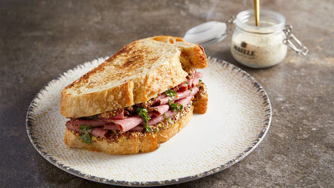 Σάντουιτς με παστράμι, ρόκα και μουστάρδα σε προζυμένιο ψωμί με τσιμιτσούρι